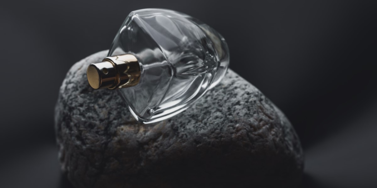 perfume em cima de uma pedra. foto conceitual 